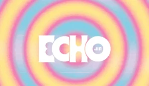 Imagem com o logo do álbum “Echo”, de Jin (BTS). O fundo tem círculos concêntricos em tons de azul, rosa e amarelo. No centro, o nome “ECHO” aparece em letras brancas e estilizadas, com “JIN” escrito dentro da letra “O”.