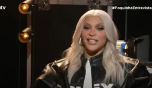Pabllo Vittar no programa "Foquinha Entrevista" falando sobre novo single "Fantasía"