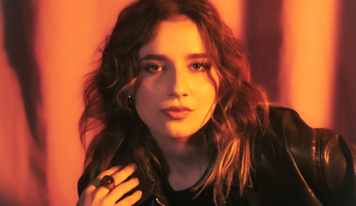 giana em photoshoot para o single segredo clichê