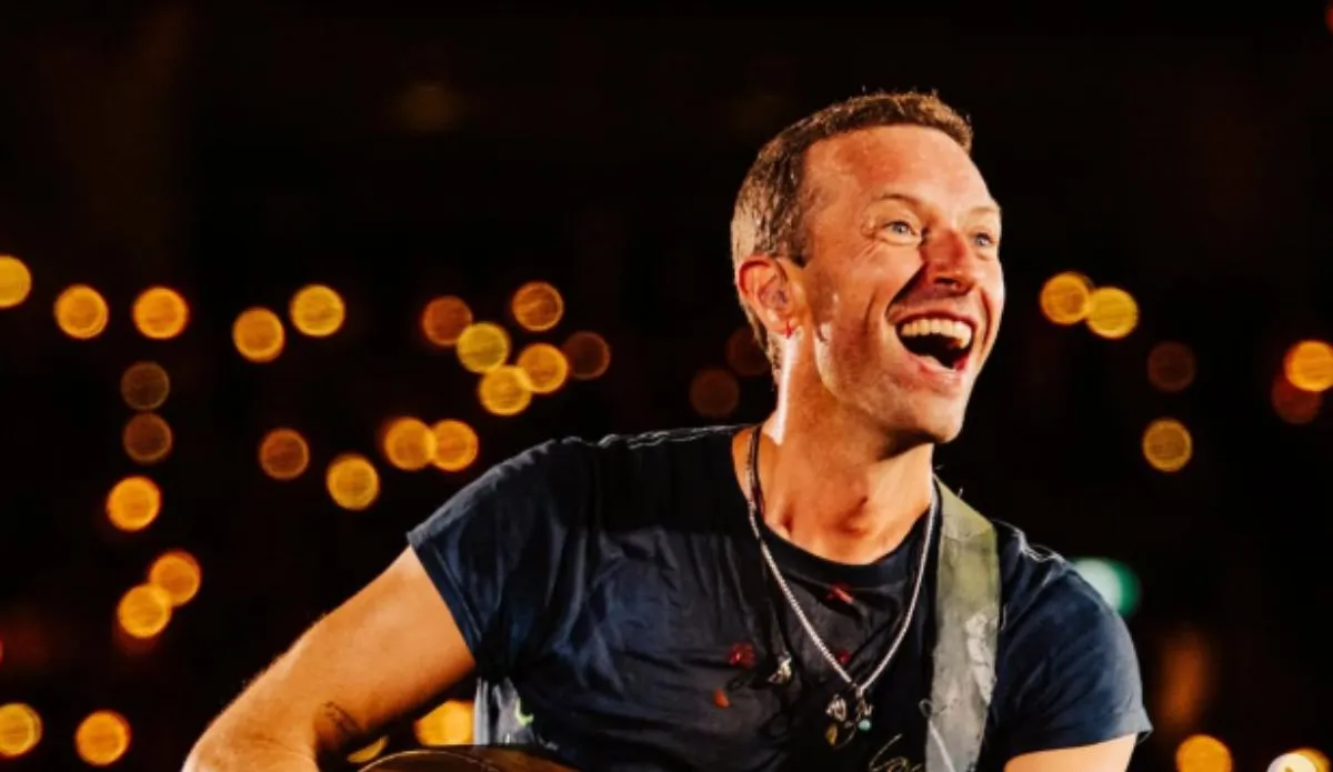 Chris Martin sorri durante apresentação ao vivo; vocalista do Coldplay é destaque no Global Citizen Festival: Amazônia 2025