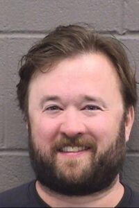 haley joel osment aparece sorridente em mugshot