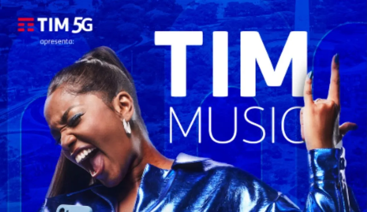 Imagem promocional do festival TIM Music São Paulo, com logo da TIM 5G e a cantora IZA fazendo gesto de rock com a mão e expressando empolgação