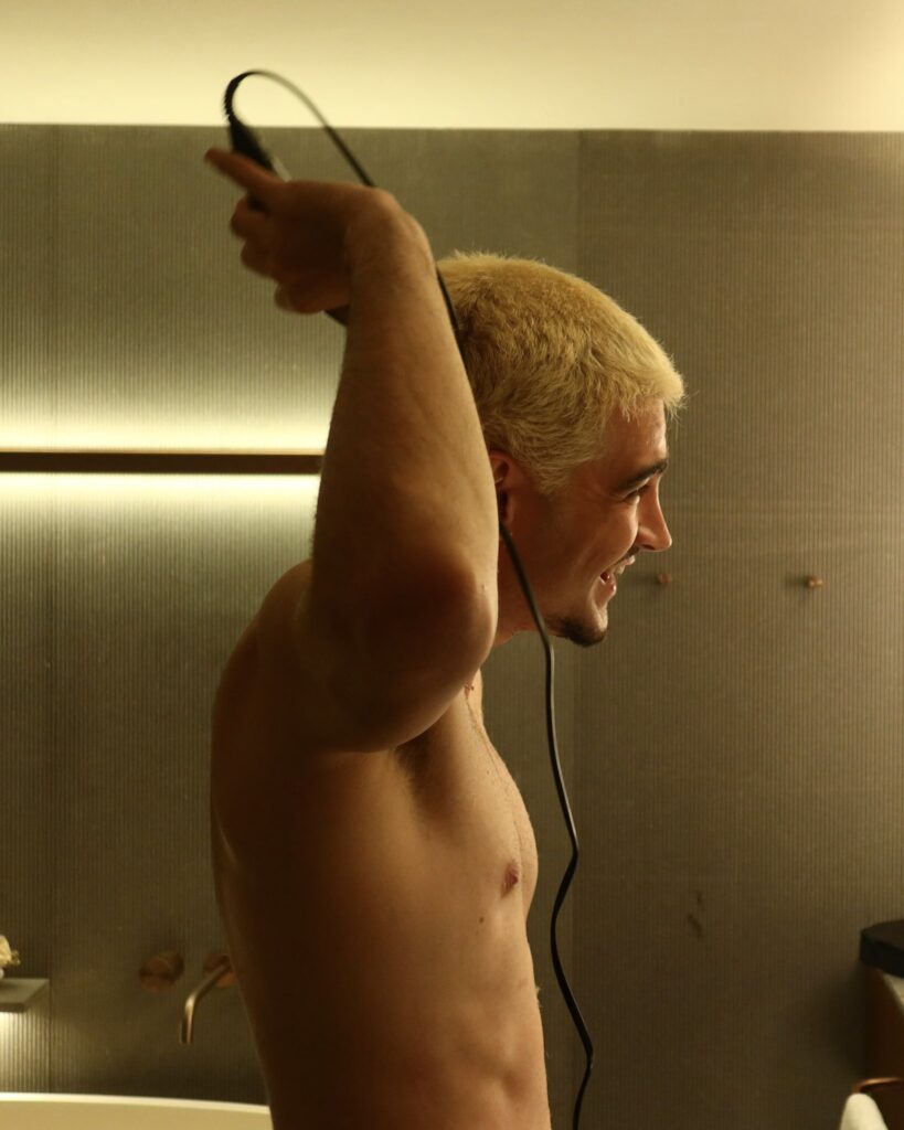 jão anuncia pausa na carreira com foto raspando cabelo e sem camisa, além de uma declaração.