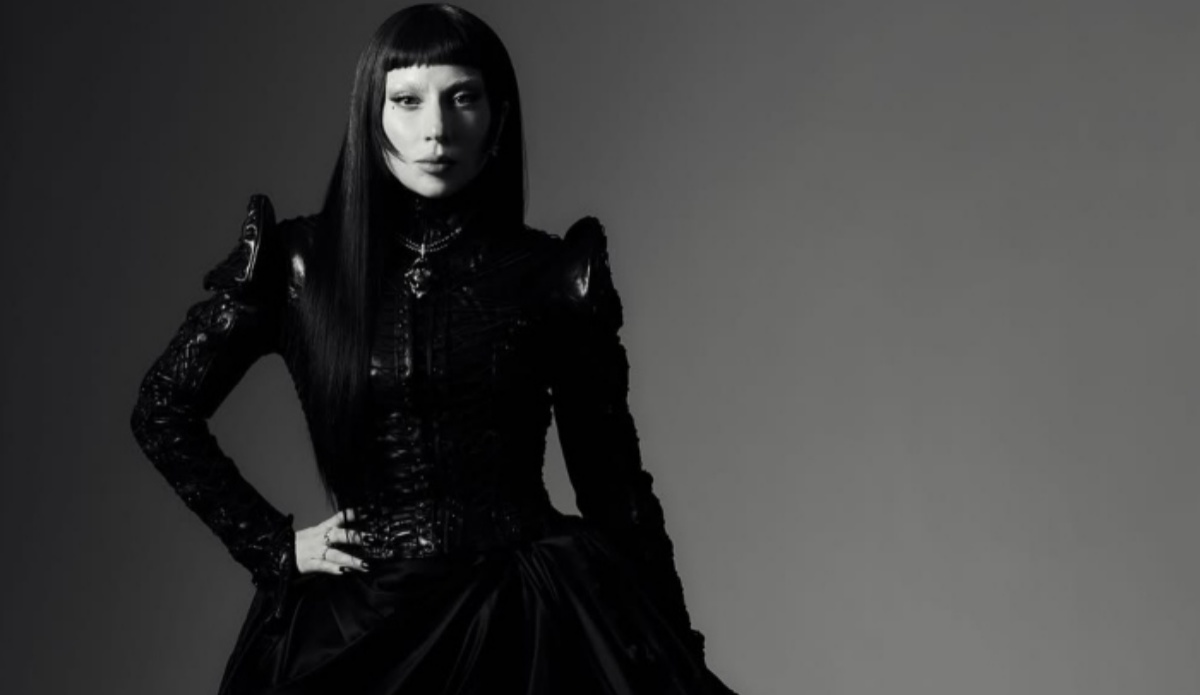 lady gaga em photoshoot para o álbum "mayhem"