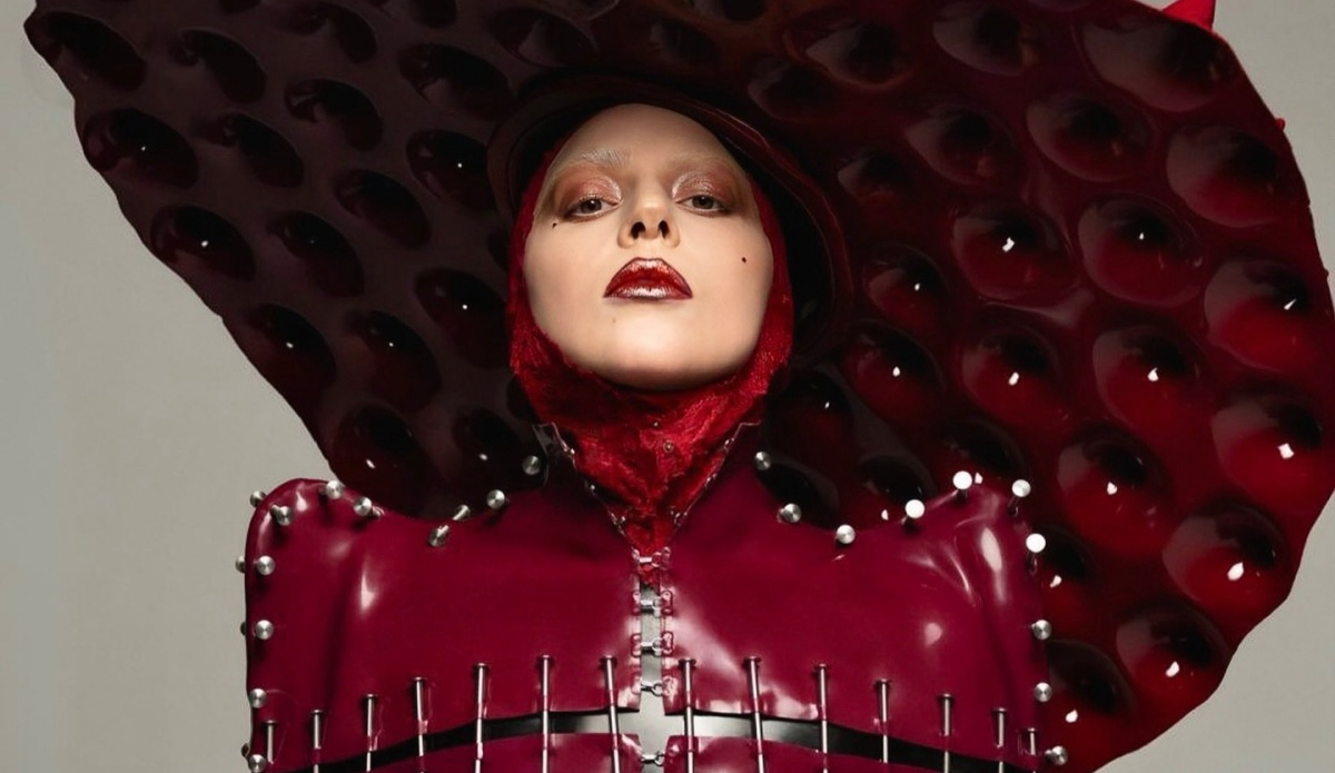lady gaga em foto promocional para o single "abracadabra"