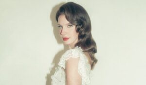 lana del rey em photoshoot para a faixa "bluebird"