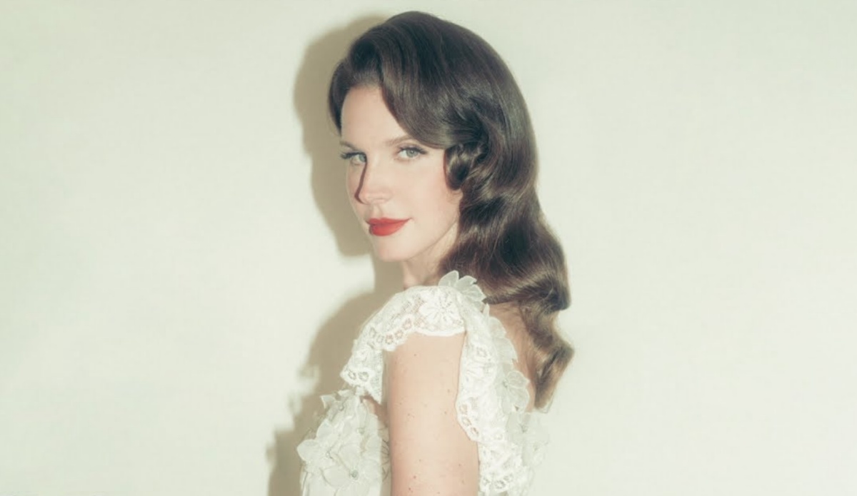lana del rey em photoshoot para a faixa "bluebird"