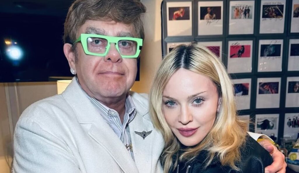 madonna e elton john abraçados