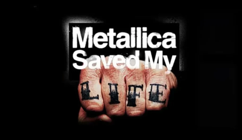 Logo do documentário “Metallica Saved My Life”, com o nome da produção em letras brancas sobre um fundo preto, e a palavra "LIFE" tatuada nos dedos de um punho fechado em destaque