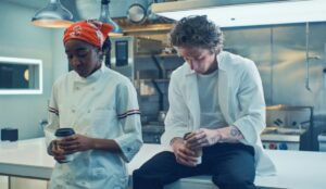 jeremy allen white e ayo adebiri em "o urso" ("the bear")