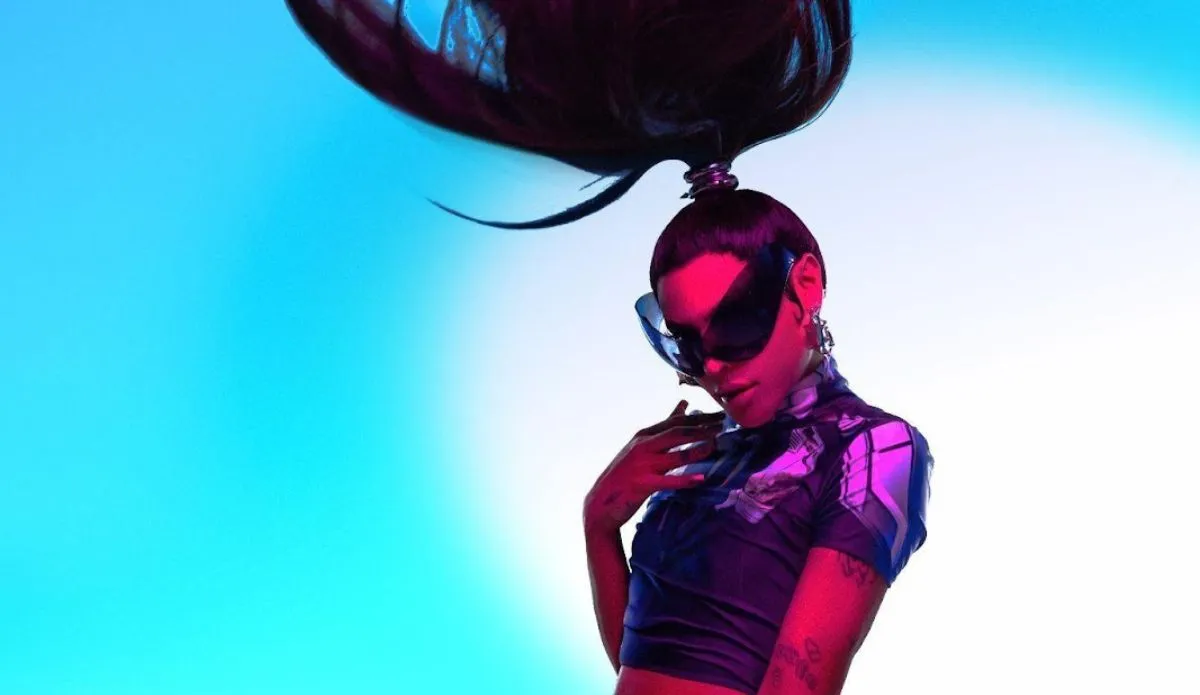 Pabllo Vittar posa com visual futurista e óculos escuros