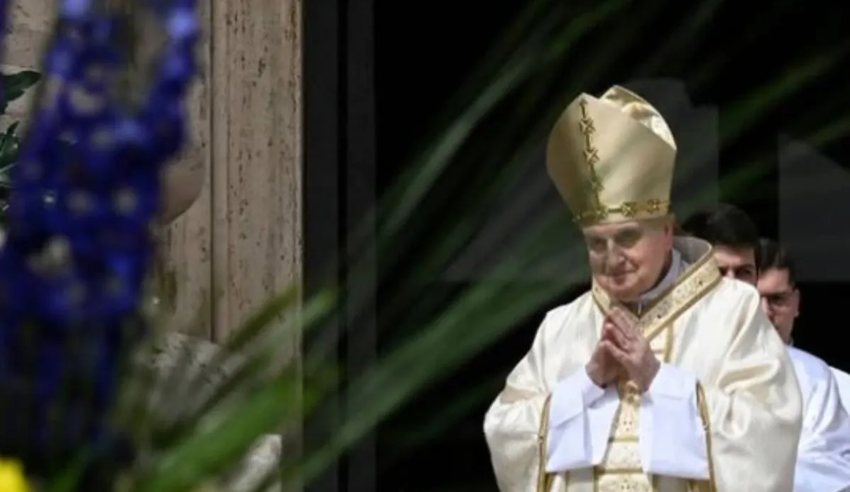 Papa Francisco com vestes litúrgicas brancas e mitra dourada, de mãos postas em oração, durante cerimônia