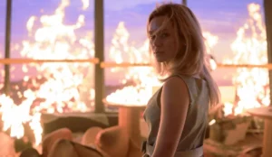 Stefanie presencia incêndio em cena de Premonição 6: Laços de Sangue, representando uma de suas visões de morte no novo filme da franquia.
