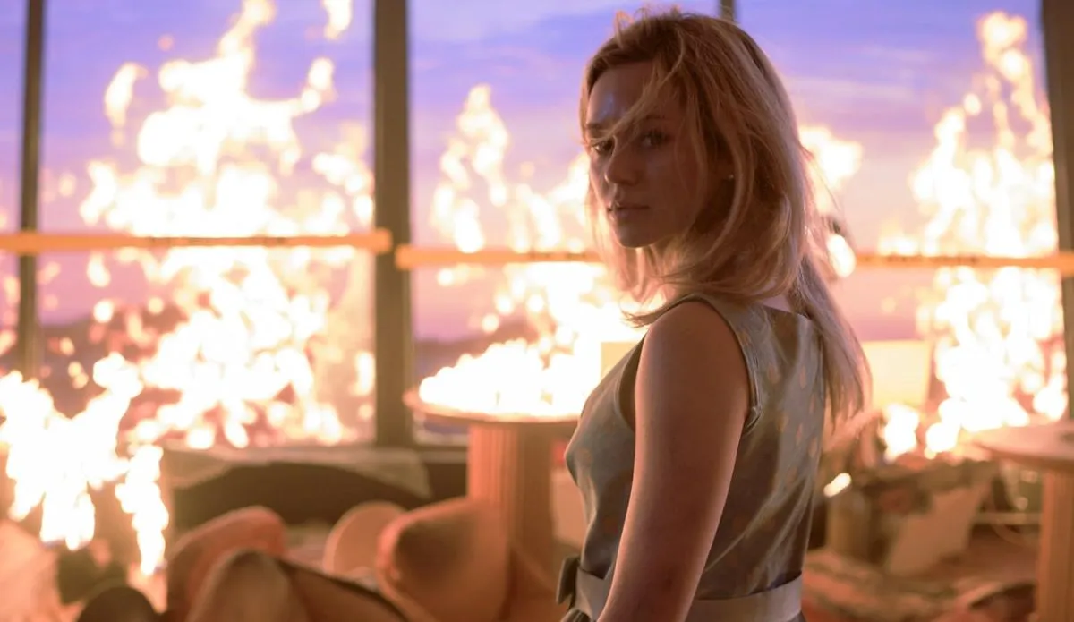 Stefanie presencia incêndio em cena de Premonição 6: Laços de Sangue, representando uma de suas visões de morte no novo filme da franquia.