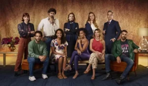 Elenco principal do remake de 'Vale Tudo' (2025), com os atores caracterizados como seus personagens, posando em ambiente elegante e iluminado