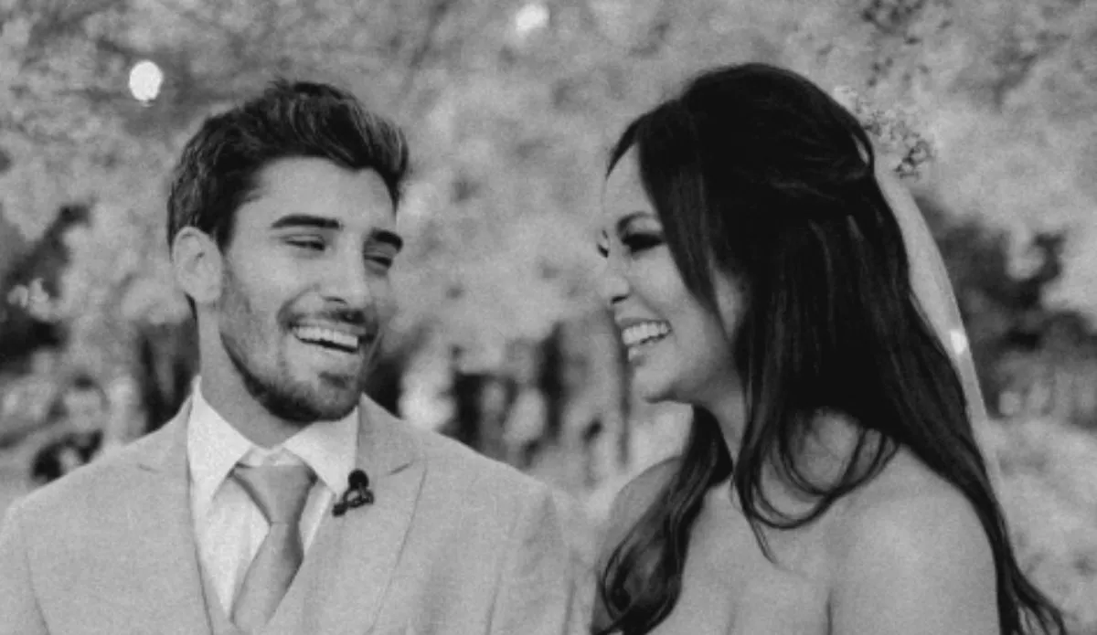 Guilherme Leonel e Carol Nakamura sorrindo no dia do casamento, em cerimônia intimista ao ar livre