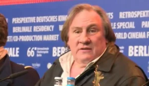 Gérard Depardieu em coletiva; ator francês é condenado por agressão sexual.