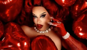 Gloria Groove cercada por balões vermelhos em visual glamouroso para o show especial 'Serenata da GG' no Dia dos Namorados
