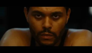 The Weeknd encara a câmera em cena intensa do filme "Hurry Up Tomorrow"