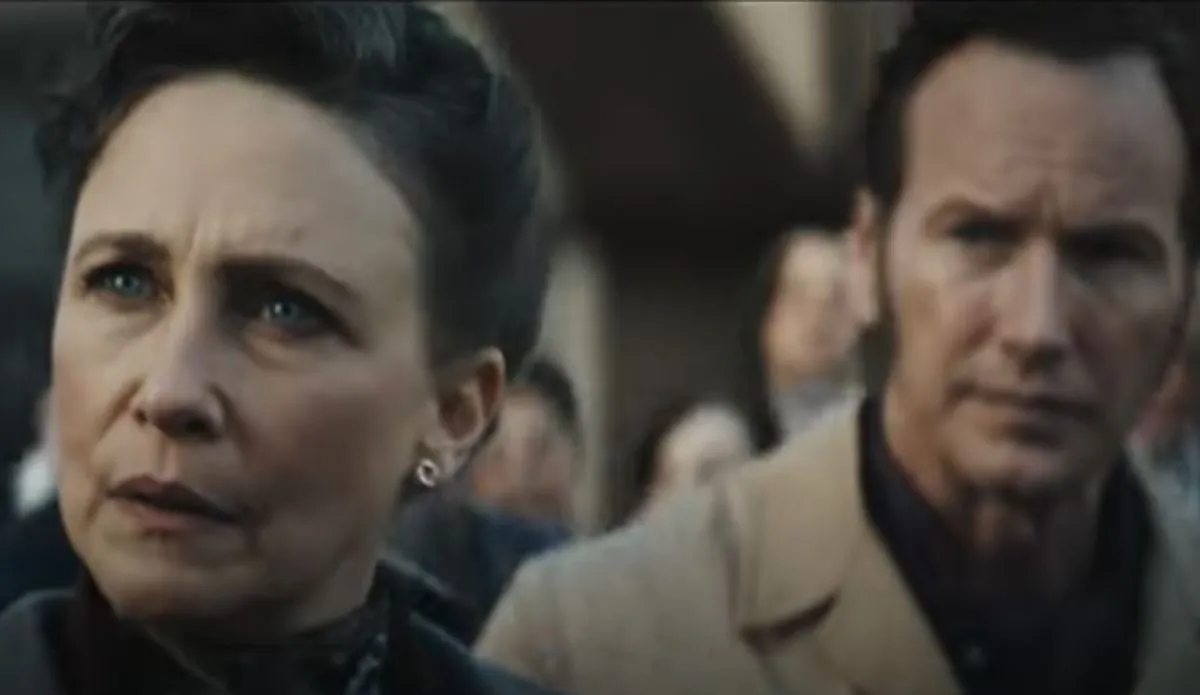 Vera Farmiga e Patrick Wilson como Lorraine e Ed Warren em cena tensa de "Invocação do Mal 4: O Último Ritual"