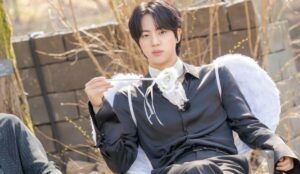 jin do bts em foto promocional para o reality show "screwballs"