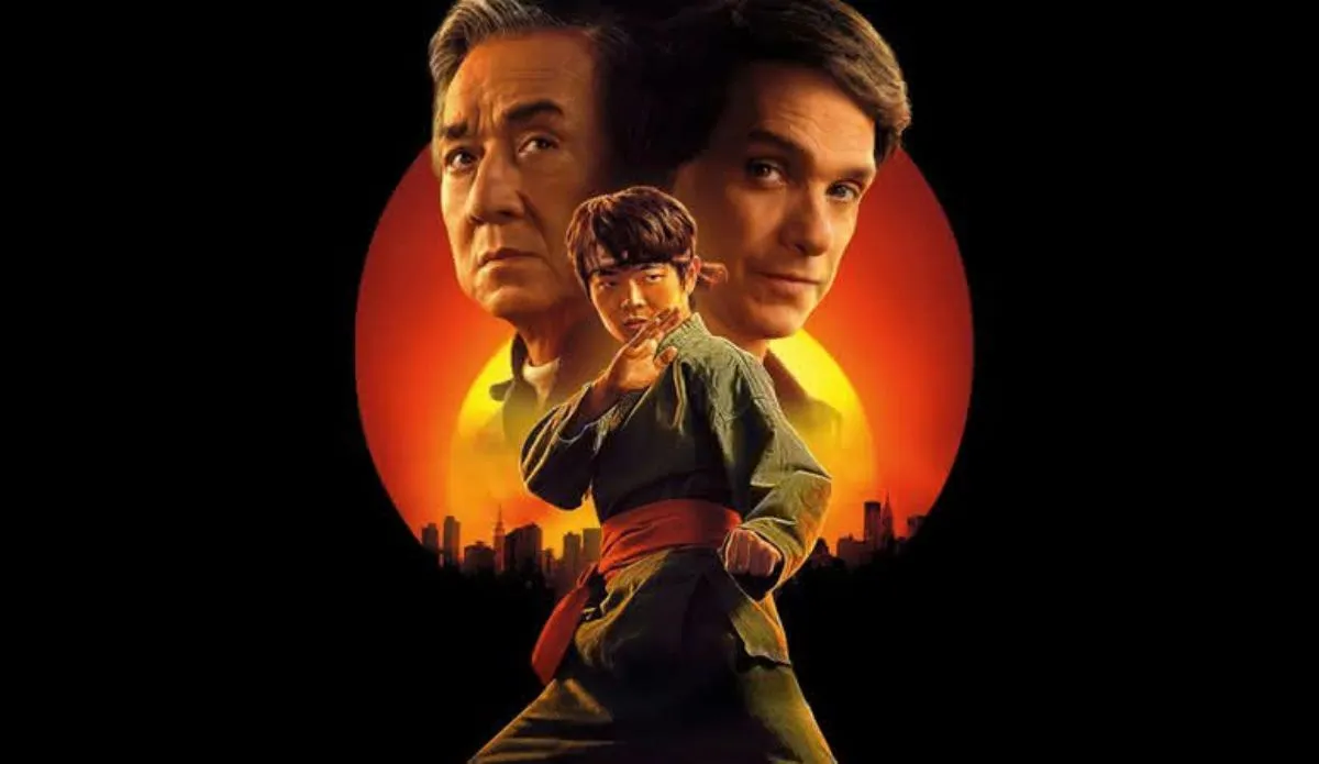 Pôster do filme “Karatê Kid: Lendas”, com Ben Wang em posição de luta em primeiro plano, e os personagens de Jackie Chan e Ralph Macchio ao fundo, diante de um pôr do sol estilizado com a silhueta de uma cidade.