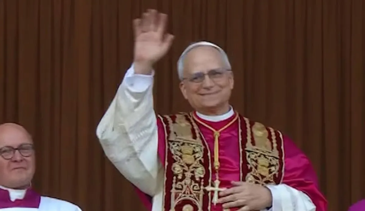 Papa Leão XIV acena para os fiéis da varanda da Basílica de São Pedro após ser anunciado como novo líder da Igreja Católica