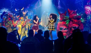 Gaby Amarantos e Zaynara se apresentam no palco do Prêmio Sim à Igualdade Racial 2025, cercadas por dançarinos dos bois Caprichoso, Garantido e Maracanã, em uma celebração vibrante da cultura do Norte.
