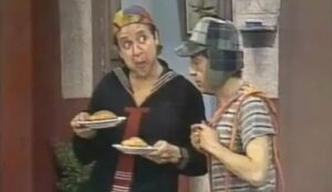 Carlos Villagrán e Roberto Bolaños em cena do seriado "Chaves"; entenda briga retratada na nova série da HBO Max "Sem Querer Querendo"