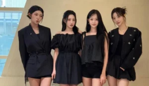 As quatro integrantes do grupo H1-KEY posam lado a lado usando looks pretos elegantes e modernos. Elas estão em um ambiente interno, com fundo neutro, olhando para a câmera em clima casual e confiante.