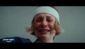 Cena do filme "Cuckoo", com Hunter Schafer chorando em close; a produção está disponível no Prime Video