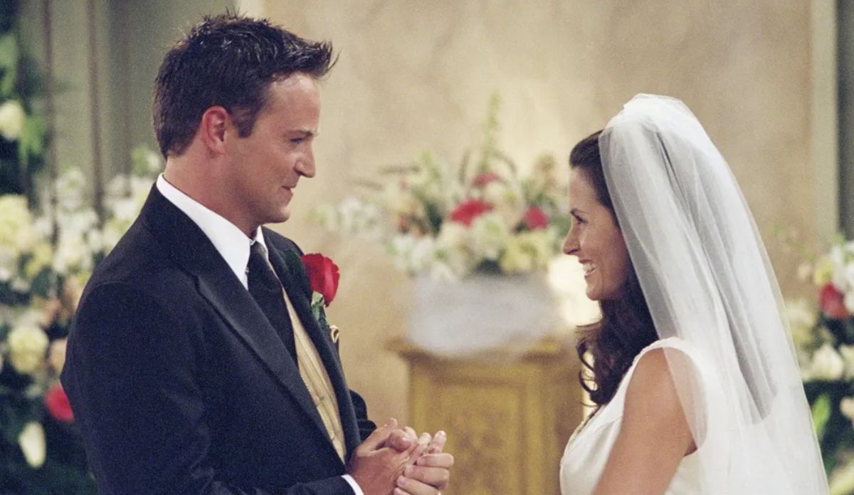 Matthew Perry e Courtney Cox caracterizados como Monica e Chandler, durante o casamento do casal em "Friends"