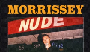 Imagem promocional da turnê de Morrissey com o título "Morrissey" em letras grandes amarelas e a palavra "Nude" ao fundo, sobre uma fachada iluminada. O cantor aparece em primeiro plano segurando um papel