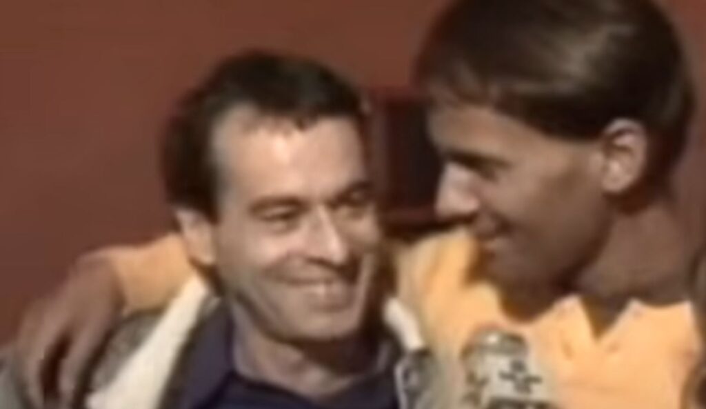 Ney Matogrosso e Cazuza sorrindo lado a lado em uma entrevista antiga; os dois estão próximos, com Cazuza com o braço sobre os ombros de Ney, em um momento de afeto e cumplicidade.