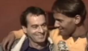 Ney Matogrosso e Cazuza sorrindo lado a lado em uma entrevista antiga; os dois estão próximos, com Cazuza com o braço sobre os ombros de Ney, em um momento de afeto e cumplicidade.