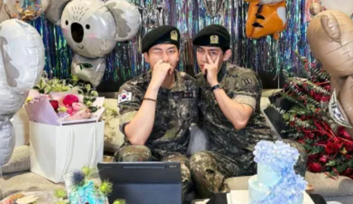 RM e V, membros do BTS em cenário com presentes usando fardas militares; ambos ganharam a dispensa militar nesta terça-feira, 10 de junho de 2025