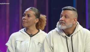 Silvia e André durante a oitava D.R. do Power Couple Brasil 7, momentos antes de serem eliminados do reality show da Record TV.