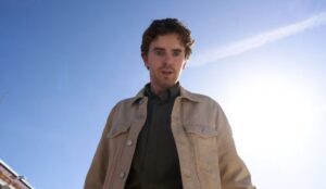 Freddie Highmore em cena de sua nova série "The Assassin"