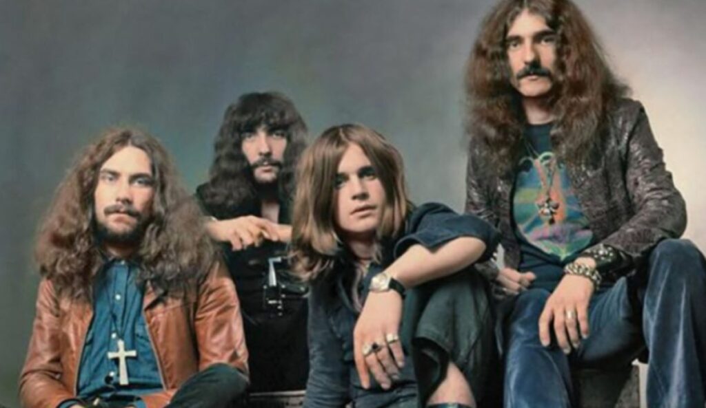 Integrantes do Black Sabbath nos anos 1970; da esquerda para a direita: Bill Ward, Geezer Butler, Ozzy Osbourne e Tony Iommi, com visual característico da época do rock psicodélico e do início do heavy metal.