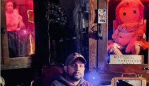 Dan Rivera, investigador paranormal da NESPR, ao lado da boneca Annabelle