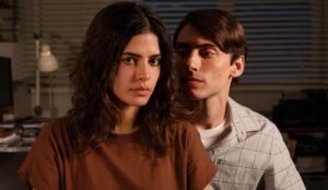 Julia Dalavia e Jaffar Bambirra em cena da série “Dias Perfeitos”, nova produção de terror psicológico do Globoplay
