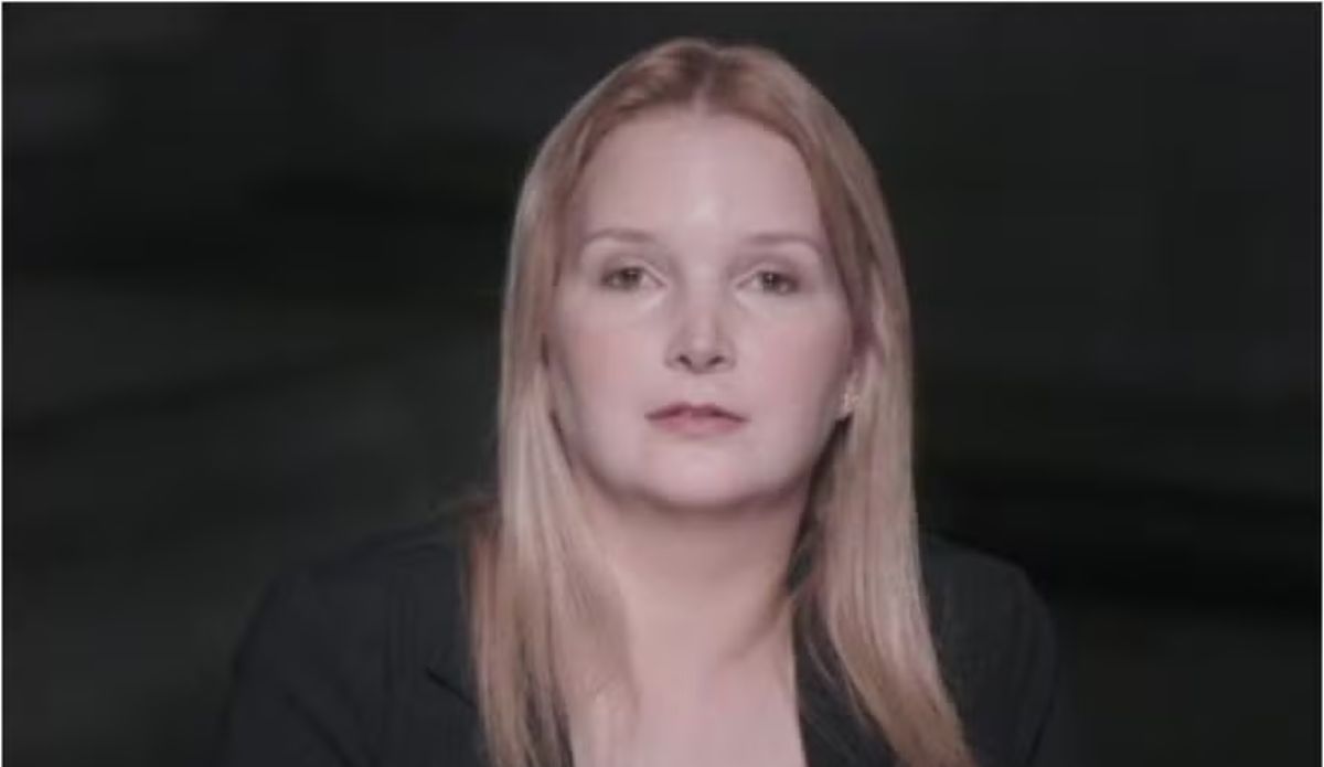 Elize Matsunaga durante depoimento na série documental "Elize Matsunaga: Era Uma Vez um Crime", da Netflix. Ela aparece com expressão neutra, usando blazer preto e cabelos loiros soltos, em fundo escuro.