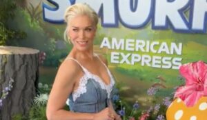 Hannah Waddingham posa na pré-estreia de "Os Smurfs", em Los Angeles, no último domingo (13); atriz comentou sobre a 4ª temporada de Ted Lasso.