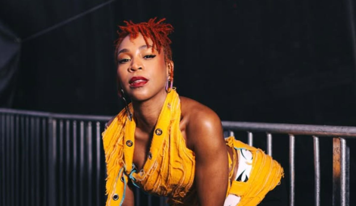 Karol Conká posa nos bastidores com look amarelo vibrante e cabelos ruivos presos