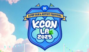 Logo oficial da KCON LA 2025 com o texto "K-Pop Fan & Artist Festival", em fundo azul com bandeirinhas e nuvens, representando o festival de cultura pop coreana que acontece em Los Angeles.