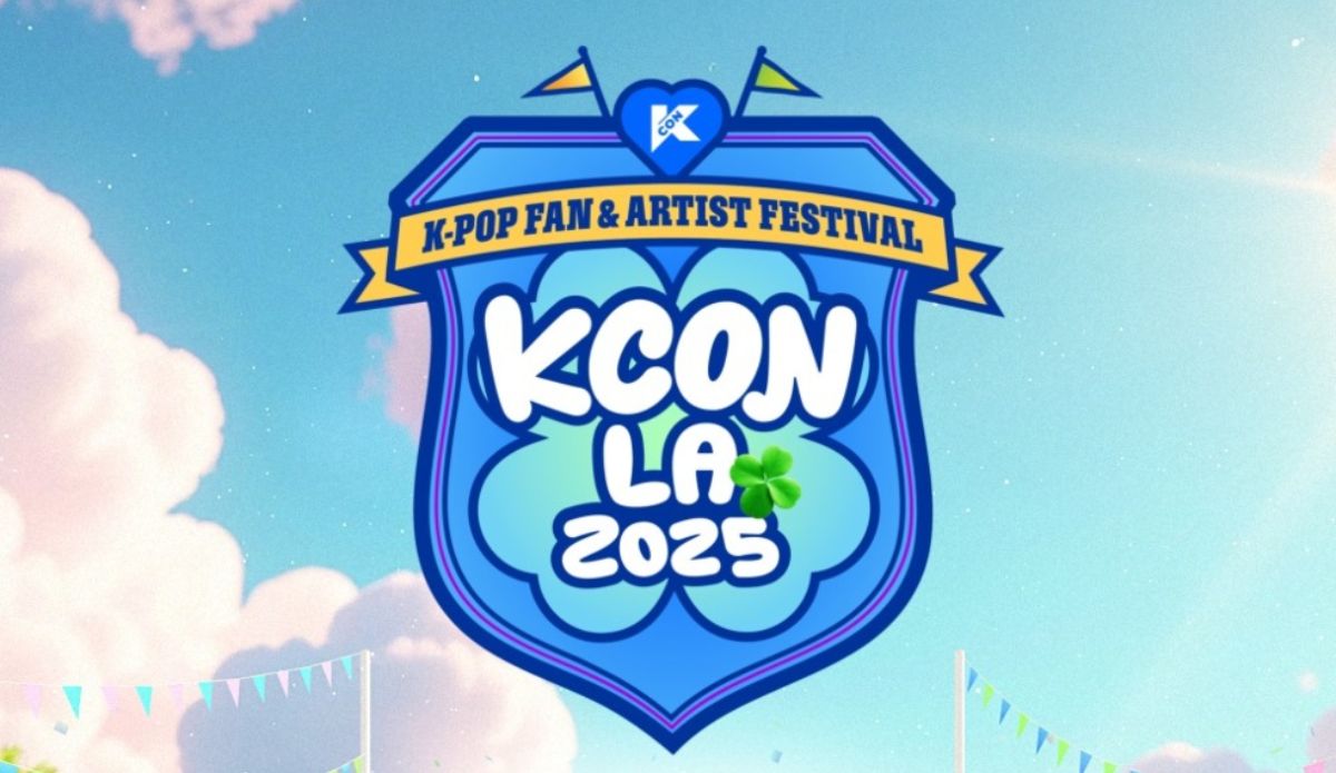Logo oficial da KCON LA 2025 com o texto "K-Pop Fan & Artist Festival", em fundo azul com bandeirinhas e nuvens, representando o festival de cultura pop coreana que acontece em Los Angeles.