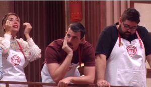 Participantes no mezanino do MasterChef Brasil 20205 acompanhando a eliminação do 8º episódio