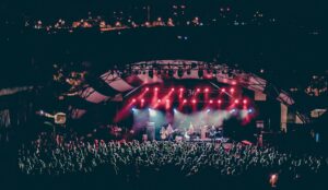 pessoas se divertindo em turnês, shows e festivais