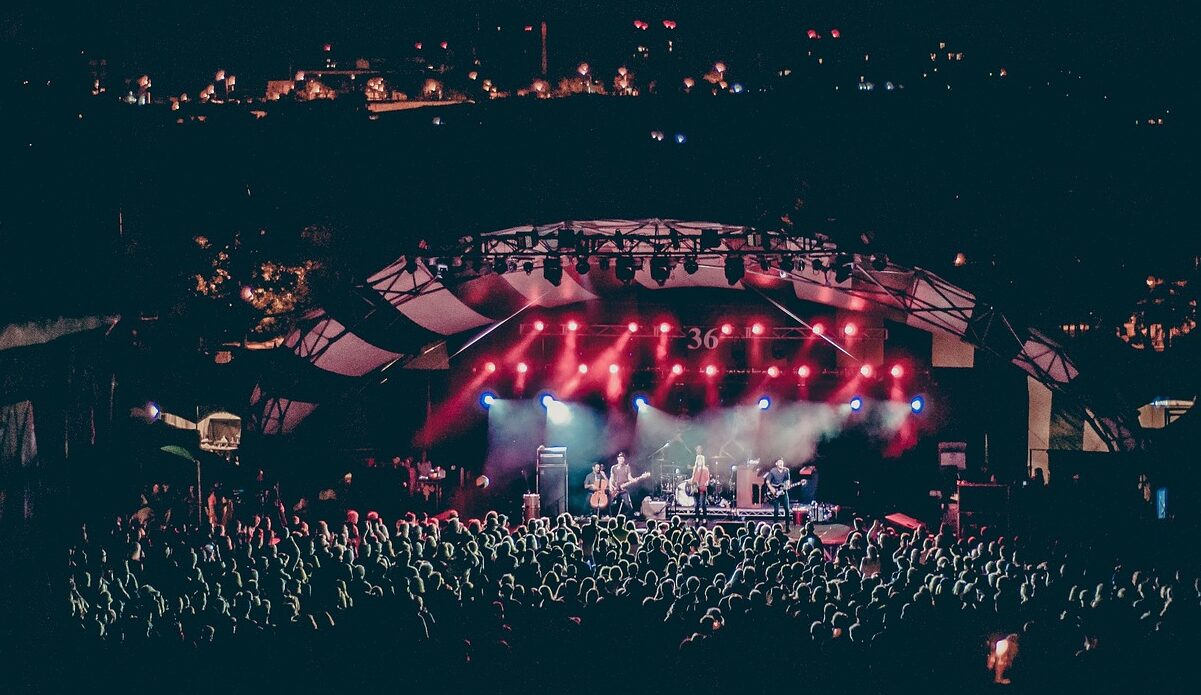 pessoas se divertindo em turnês, shows e festivais