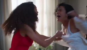 Cena do remake de "Vale Tudo" mostra Raquel (Taís Araújo) rasgando o vestido de noiva de Maria de Fátima (Bella Campos) durante confronto dramático.